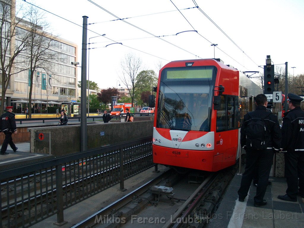 Person von Bahn erfasst Koeln Deutz Deutzer Freiheit P06.JPG